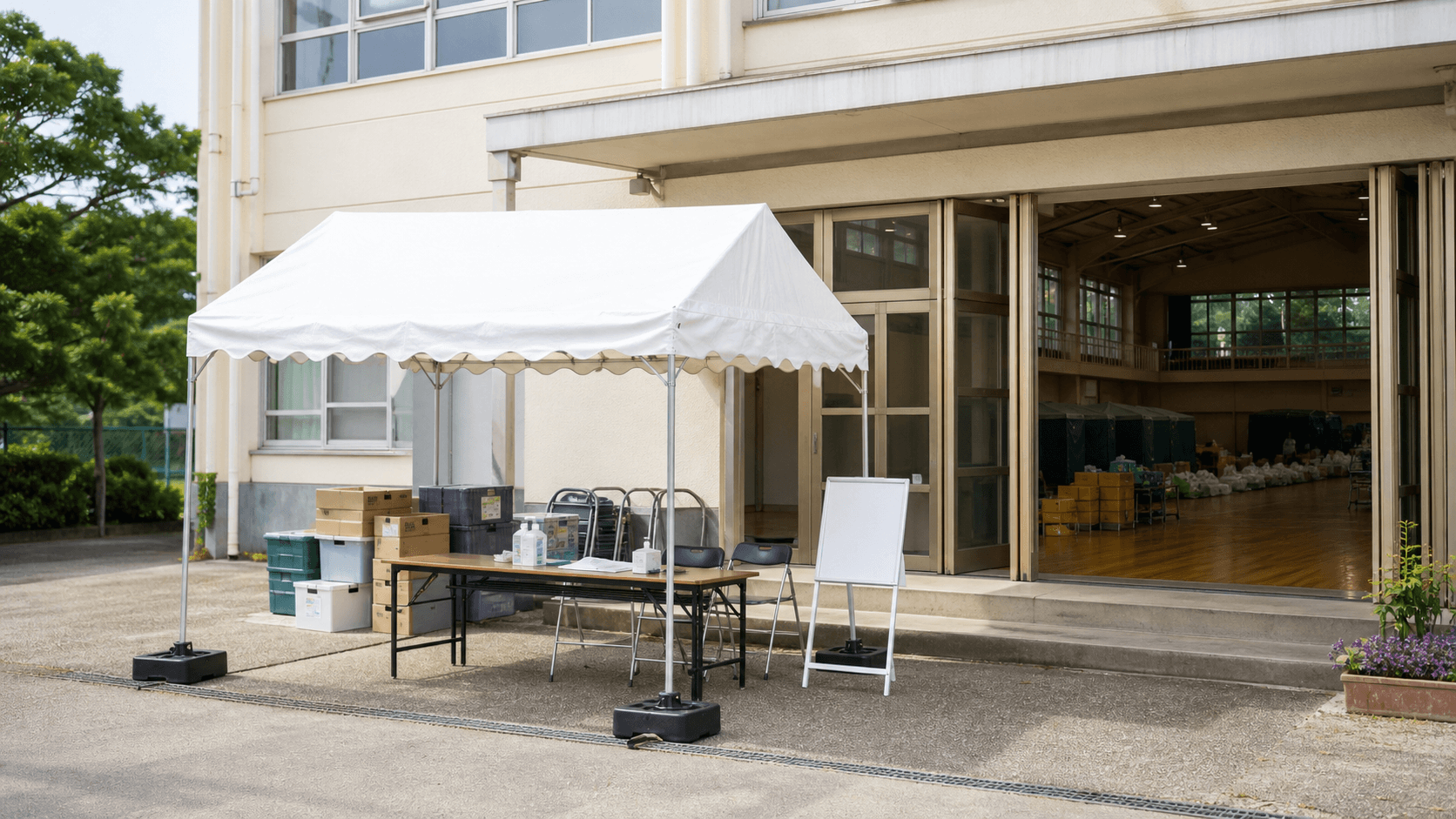 避難所の屋外受付に設置された白い防災テント