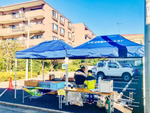 駐車場のイベント会場に設営した青いミスタークイックテント