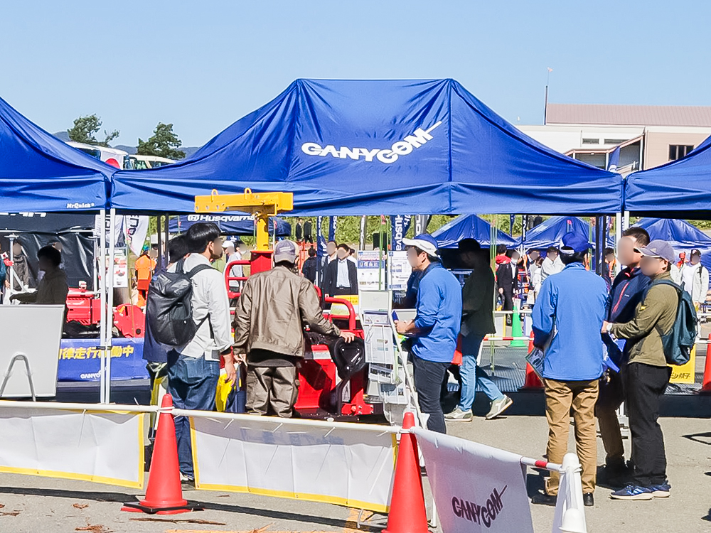 展示会で使用した企業ロゴ入りの紺色ミスタークイックテント（福岡県）