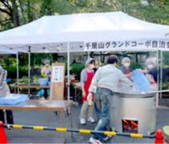 自治会の行事で炊き出しに使われている白いミスタークイックテント