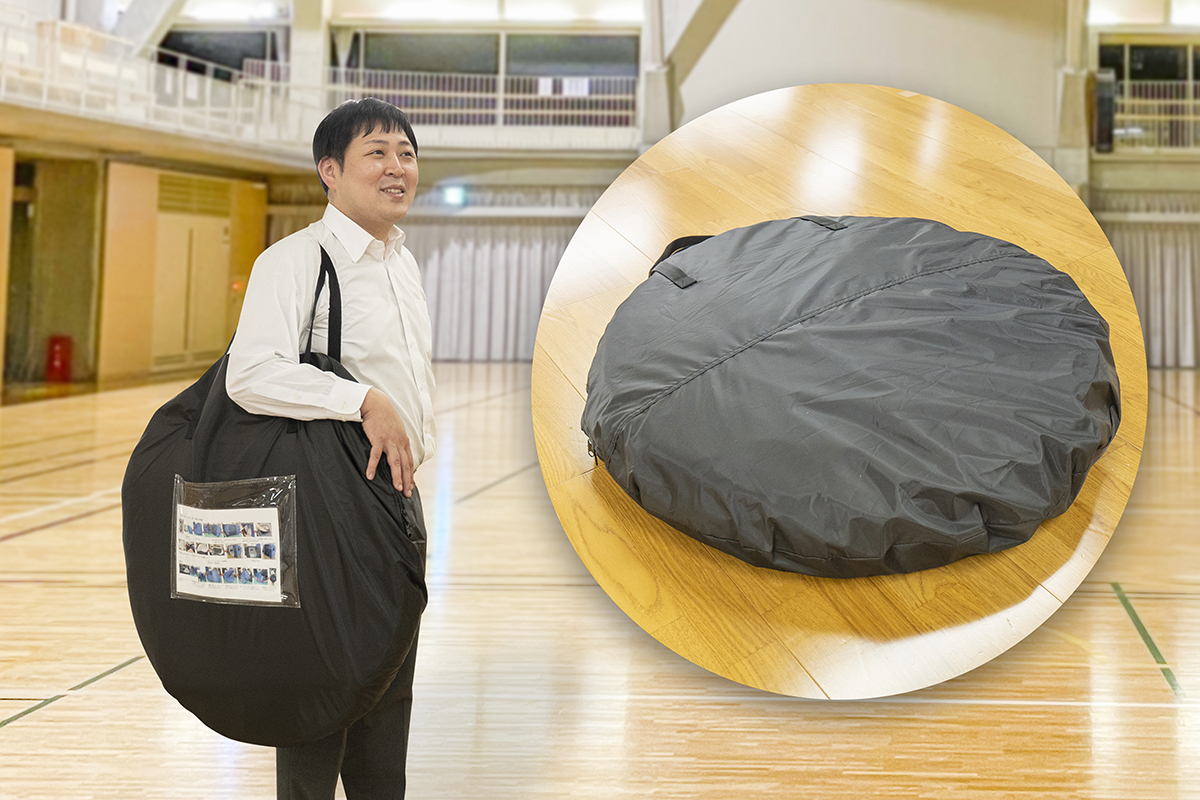 避難用テントを収納バッグに入れて持ち運ぶ様子