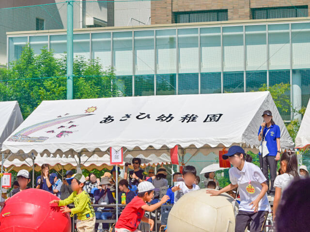 「あさひ幼稚園」と名入れしたテントを運動会で使用
