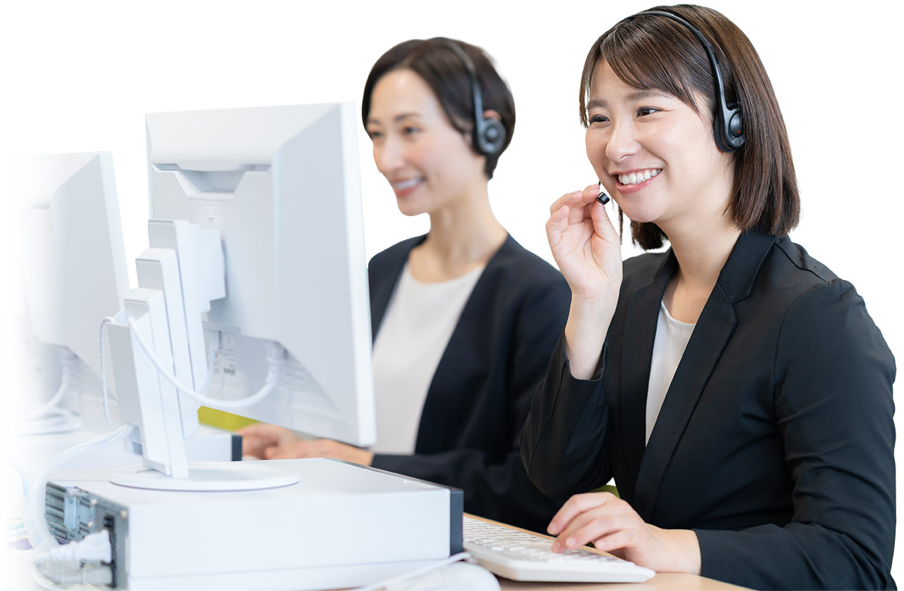 ヘッドセットを付けて問い合わせに対応するスタッフ