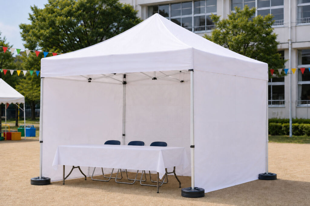 横幕を付けて目隠しした白いミスタークイックテント